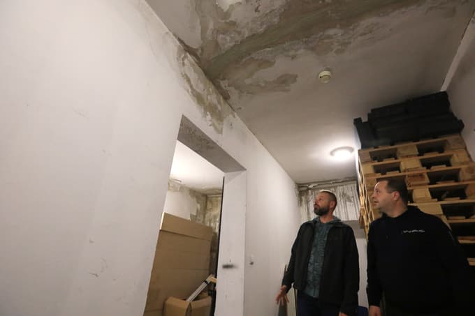 Pred petnajstimi leti so bili kletni prostori obnovljeni, a ker ni bila ustrezno odpravljena tudi vlaga, ta pronica in uničuje.