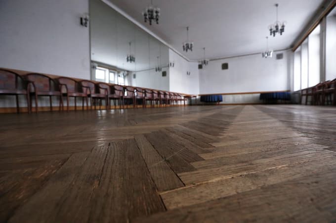 Bela dvorana je še vedno takšna kot takrat, ko je tam ples učil največji mariborski plesni mojster Ludvik Simončič.
