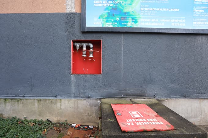 Vratca priključka za suhi hidrant neznanci redno iztrgajo iz okvirja, ker je tam priročno suho skladišče za nedovoljene substance.