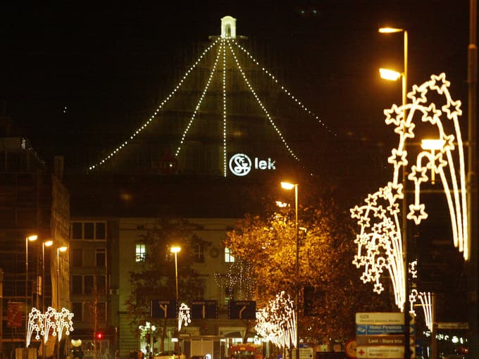 Piramida decembra s Titove ceste, ko lučke na Piramidi gorijo. 