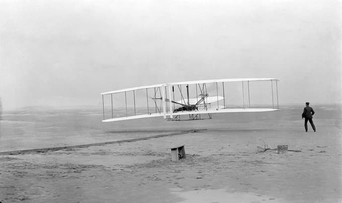 Brata Orville in Wilbur Wright sta 17. decembra 1903 opravila prvi polet z letalom.