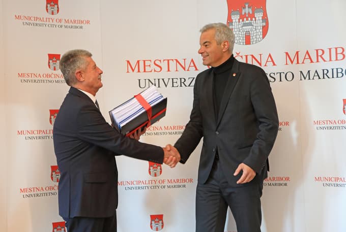 Drago Cotar je v imenu NK Maribor lani novembra mariborskemu županu Saši Arsenoviču predal projektno dokumentacijo za obnovo zahodne tribune stadiona Ljudski vrt.