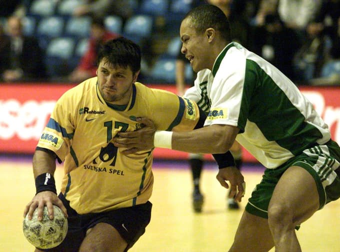 Kot rokometaš, nizkorasli organizator igre, se je s švedsko reprezentanco meril tudi s Slovenci. Na posnetku v dvoboju s Tetteyem Banfrom 25. januarja 2000 v Zagrebu
 