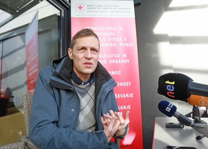 Metoda Dolinška, sekretarja Rdečega križa Maribor, skrbi, kako bodo zagotavljali pomoč, če je denarja in podpore vse manj.