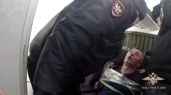 Policisti ob prihodu na letalo.