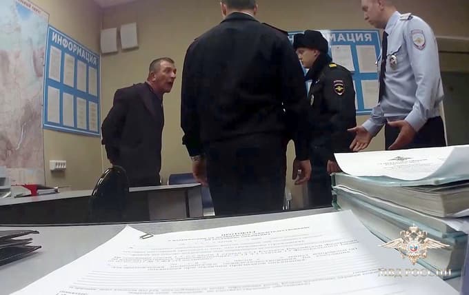 Divjanje se je nadaljevalo tudi na policijski postaji po pristanku letala