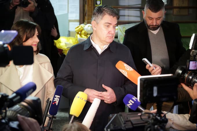 epa08086564 Croatian presidential candidate of Social Democratic Party (SDP) Zoran Milanovic (C) makes a statement after he casted his vote at a polling station in Zagreb, Croatia, 22 December 2019. Croatian citizens on 22 December vote for a new president. The presidential election's outcome is hard to predict and a second round of voting has been set for 05 January if no candidate wins a majority. EPA/DANIEL KASAP