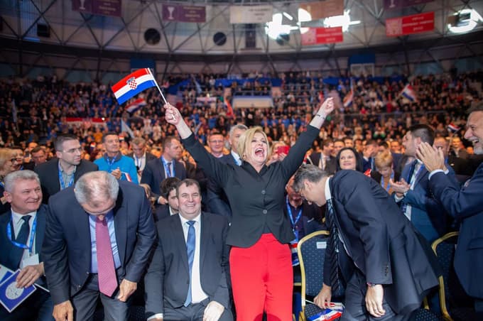 Dosedanji predsednici kljub šele drugemu mestu v drugem krogu volitev dobro kaže, saj bo verjetno dobila tudi glasove tretjeuvrščenega Miroslava Škora.