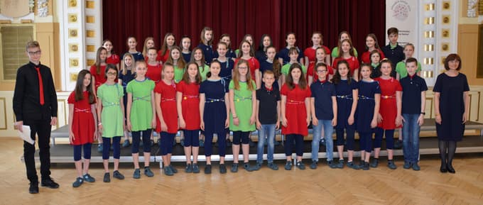 Člani Mladinskega pevskega zbora OŠ Prežihovega Voranca z zborovodkinjo Zlatko Terlevič in pianistom korepetitorjem Timom Cergoljem