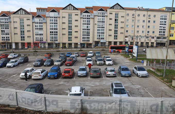 Odpeljana vozila bodo lastnike čakala na parkirišču južno od glavne avtobusne postaje.