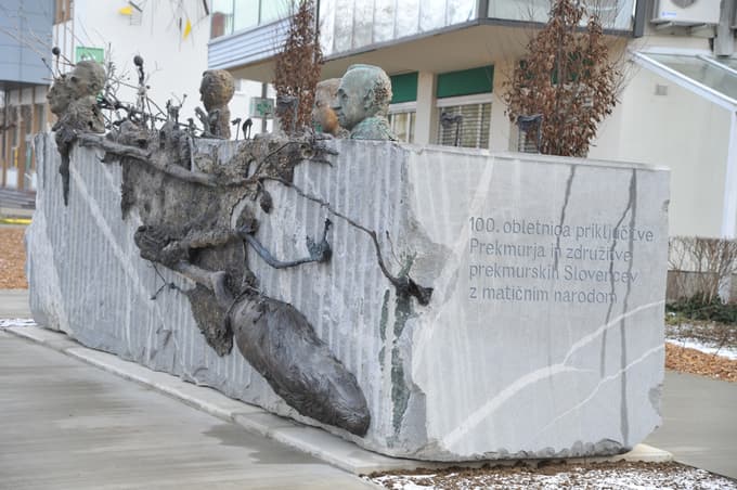 "Samo hvaležni smo lahko kiparju, kako je prikazal pomen zgodovinskih trenutkov in držo Prekmurcev," pravi slikar Sandi Červek. 