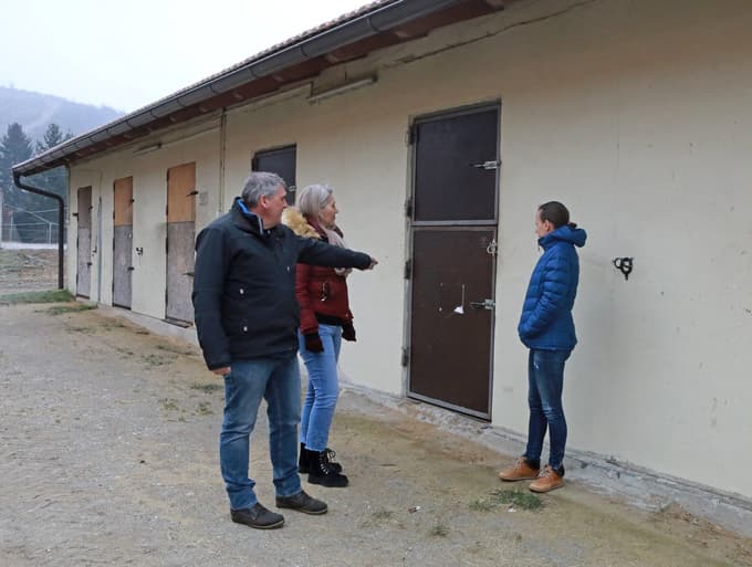 Večina od 42 boksov v Hipodromu Kamnica je praznih, pokažejo Dušan Selinšek, Jasmina Kocjančič in Janja Ivančič.