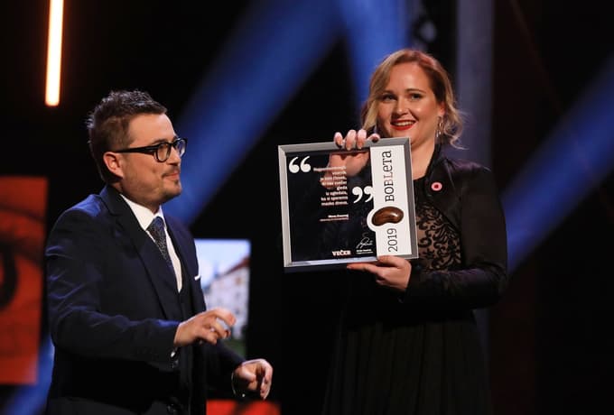 Matija Stepišnik, odgovorni urednik Večera, predaja nagrado za bob leta zdravnici in humanitarki Ninni Kozorog.