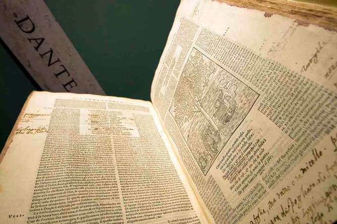 Dantejevo Božansko komedija ohranjajo v izvirniku.
