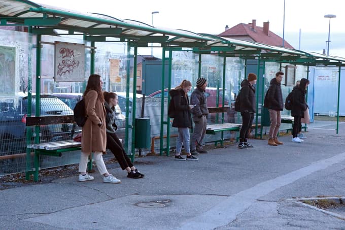 Avtobusna postaja v Slovenski Bistrici daje vtis zakotne gruzijske vasice.