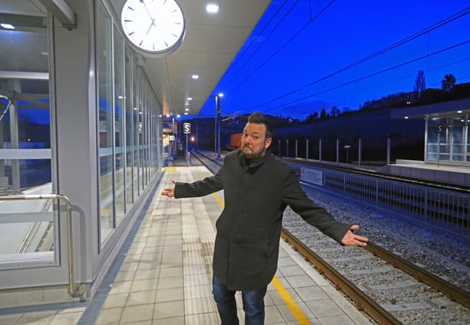 Postaja je nova, zelo urejena. Le vlaka ni bilo od nikoder.