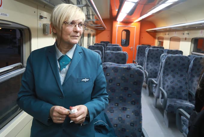 Če je bila včasih nepopisna gneča, sprevodnica Anica danes delavce na jutranji vožnji iz Maribora v Ruše malodane pozna po imenu.