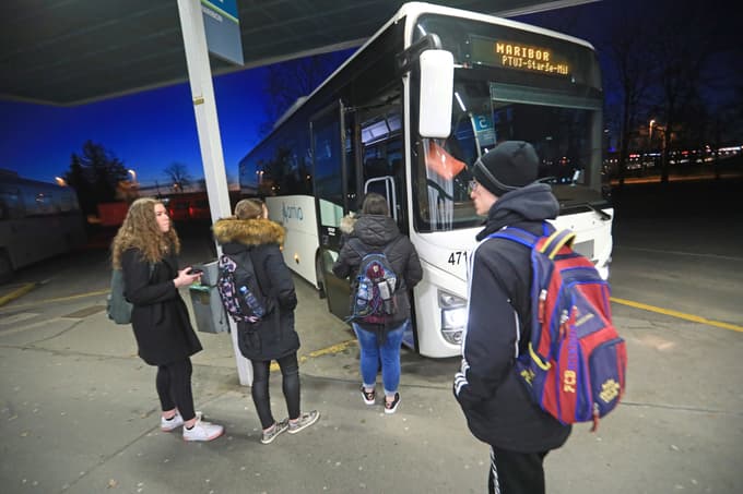 Avtobusi v Maribor v jutranji konici vozijo vsakih deset minut in so polni mladih.