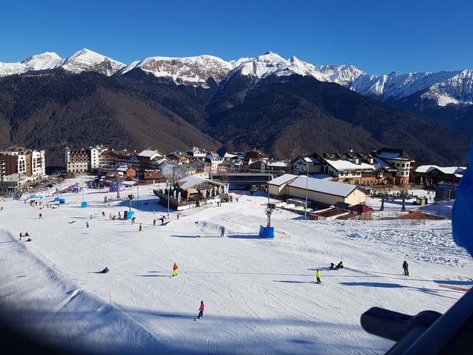 Smučarsko središče, olimpijska vas Roza Hutor je na 1100 metrih nadmorske višine mestece v malem.