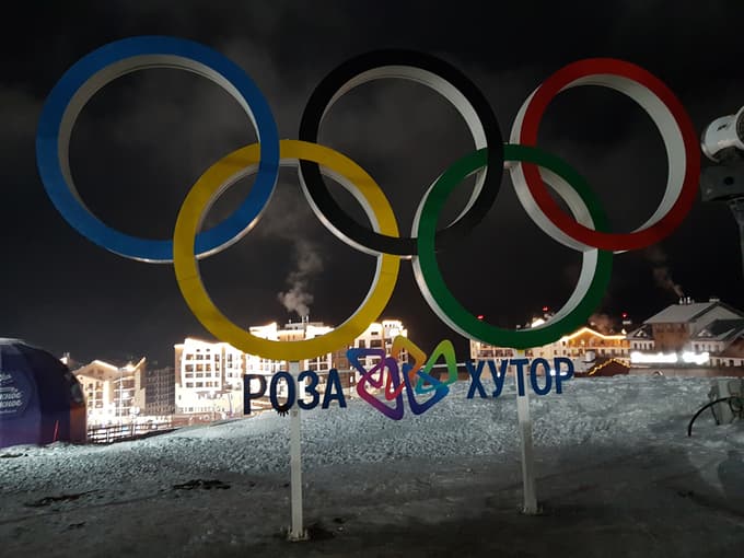 Olimpijski krogi v Roza Hutorju opominjajo, da je tu bilo in je še prizorišče tekmovanj v alpskih smučarskih disciplinah.