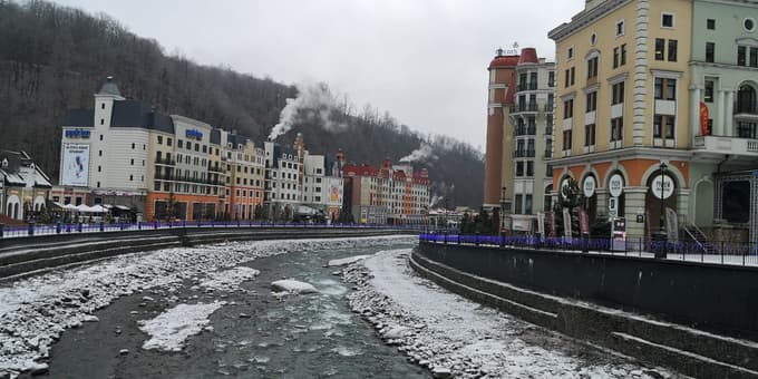 Roza Hutor z novimi hoteli, trgovinicami, tremi gondolami, ki vodijo do smučišč, je lep, a mu še manjka nekaj domačnosti.