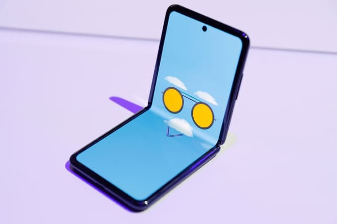 (FOTO) Kozmetično ogledalo ali ... Prepogljivi Galaxy Z Flip v osnovi povsem drugačen od Folda