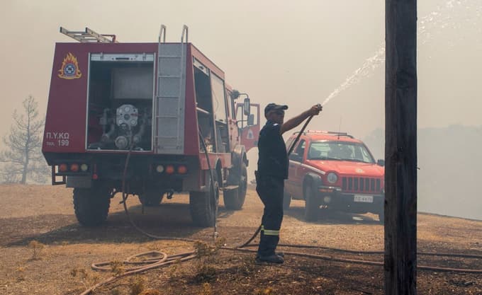 (FOTO) Na Rodosu se ob divjanju požara nadaljujejo evakuacije, zunanje ministrstvo potovanja tja odsvetuje