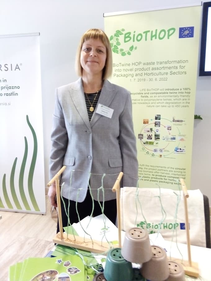 Dr. Barbara Čeh verjame, da bodo hmeljarji raje kot cenejšo plastično uporabljali dražjo, a biorazgradljivo vrvico.