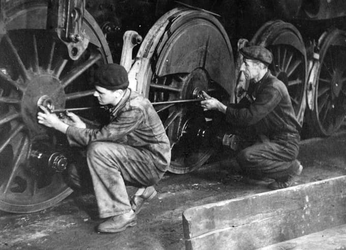 Namestitev kolesa na parni lokomotivi okoli leta 1950 