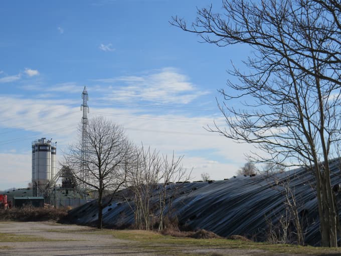 Kupi zemlje z nevarnimi odpadki ob železniški progi v Celju