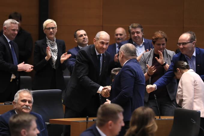 Izvolitev Janše v koaliciji pospremili z odobravanjem, v opoziciji z napovedjo ostre, a konstruktivne drže. Janši med prvimi čestitala Orban in Weber