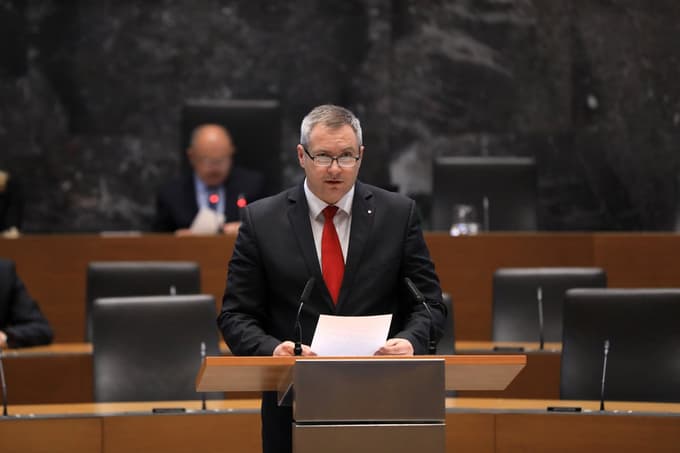 Izvolitev Janše v koaliciji pospremili z odobravanjem, v opoziciji z napovedjo ostre, a konstruktivne drže. Janši med prvimi čestitala Orban in Weber