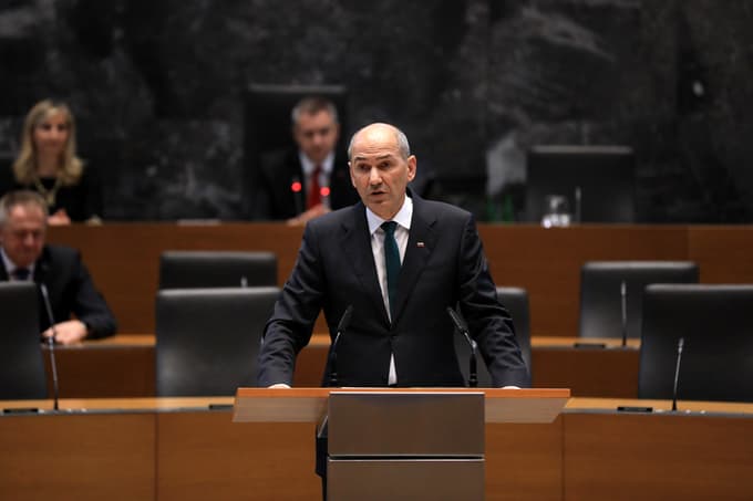 Izvolitev Janše v koaliciji pospremili z odobravanjem, v opoziciji z napovedjo ostre, a konstruktivne drže. Janši med prvimi čestitala Orban in Weber