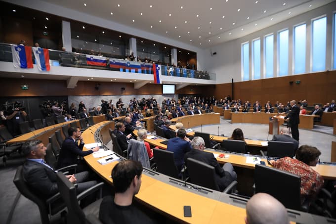 Izvolitev Janše v koaliciji pospremili z odobravanjem, v opoziciji z napovedjo ostre, a konstruktivne drže. Janši med prvimi čestitala Orban in Weber