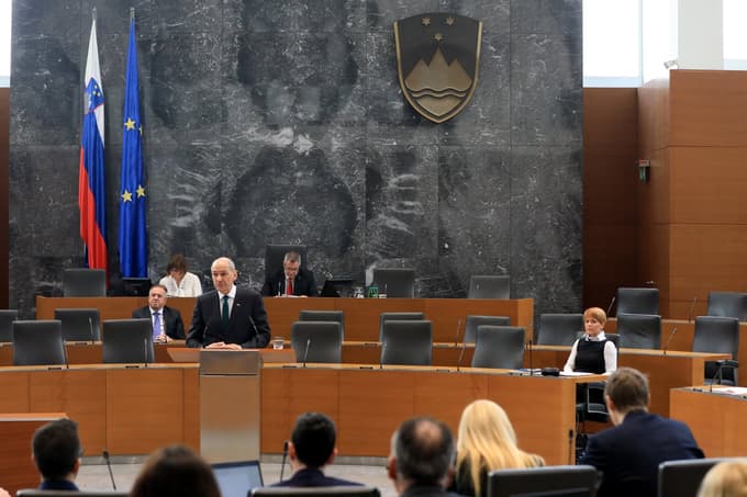 Izvolitev Janše v koaliciji pospremili z odobravanjem, v opoziciji z napovedjo ostre, a konstruktivne drže. Janši med prvimi čestitala Orban in Weber