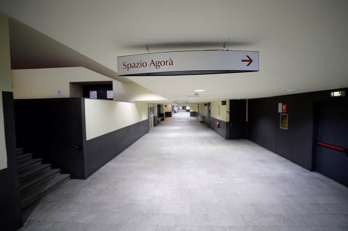 V Italiji koronavirus zahteval več kot 100 smrtnih žrtev, zapirajo vse šole in fakultete. Prva primera potrdili tudi na Madžarskem