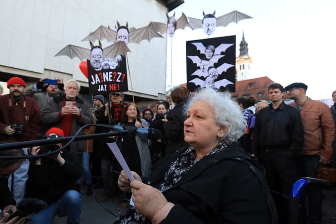 Protestnike in protestnice na shodu proti koaliciji sovraštva je nagovorila tudi antropologinja Svetlana Slapšak, ki so jo nato mediji, povezani s SDS obtožili sovražnega govora - ker je citirala zapise iz njihovih medijskih portalov.