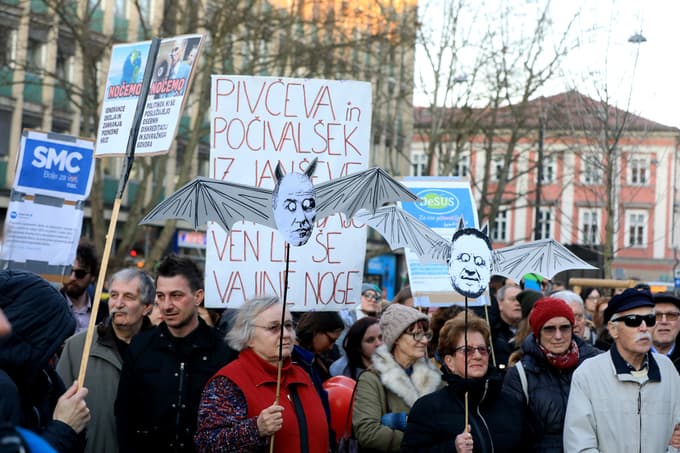 Na shodu proti novi vladni koaliciji pod vodstvom SDS se je v Ljubljani pretekli teden zbrala pisana in raznolika množica ljudi, ki so posebej opozarjali na sovraštvo, ki ga širijo stranka SDS in mediji pod njenim vplivom.