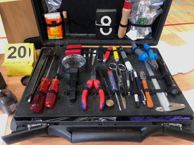 Osnovni terenski kovček policije. Spominja na mehanikovega ...