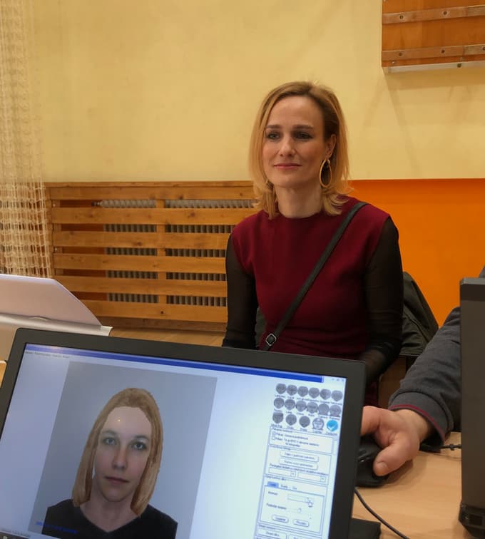 Ženska in fotorobot, ki bi naj nastal po njeni podobi. Kako se vam zdi? 