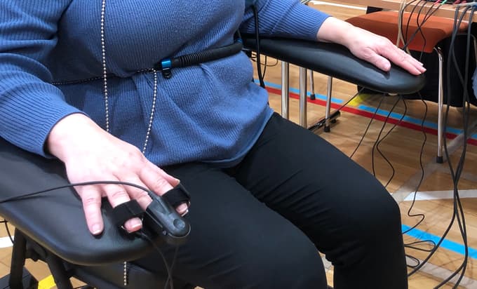 Novinarska kolegica, opremljena s senzorji.