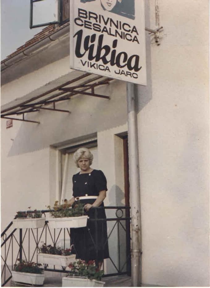 Viktorija Jarc - Vikica 11.03.1970 pred vrati svojega frizerskega salona na Radvanjski cesti 27.