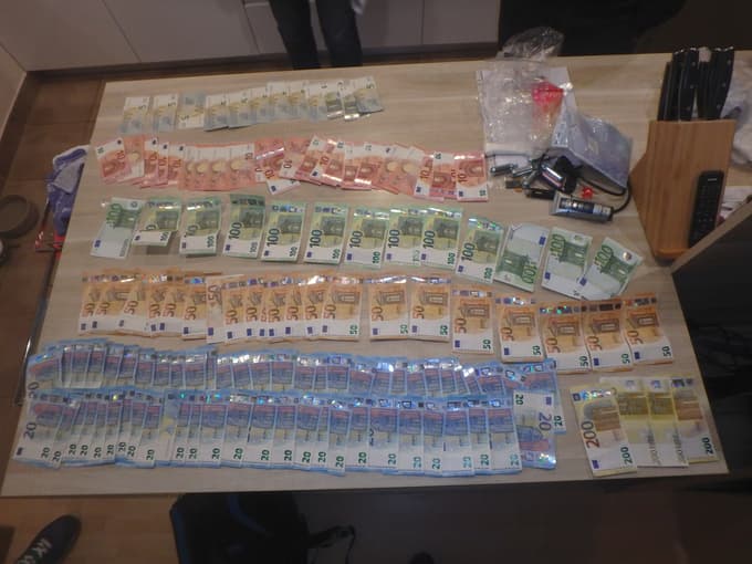 (FOTO) 19-letnemu Mariborčanu zasegli prepovedane droge in bankovce v višini več kot 4.500 evrov