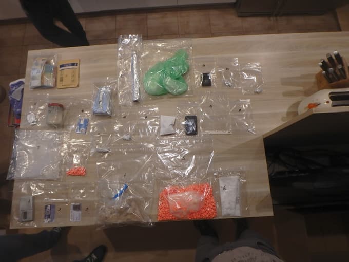 (FOTO) 19-letnemu Mariborčanu zasegli prepovedane droge in bankovce v višini več kot 4.500 evrov