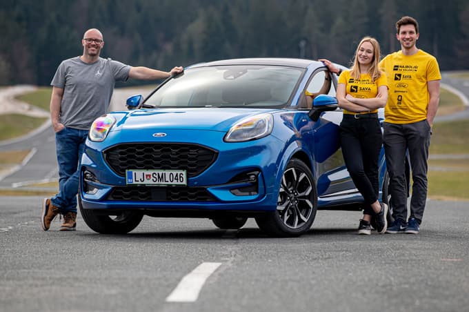 Najboljša lanska mlada voznika Laura Cerovšek in Luka Gril pred športnim križancem znamke Forda Puma, ki ga bosta prejela letošnja zmagovalca