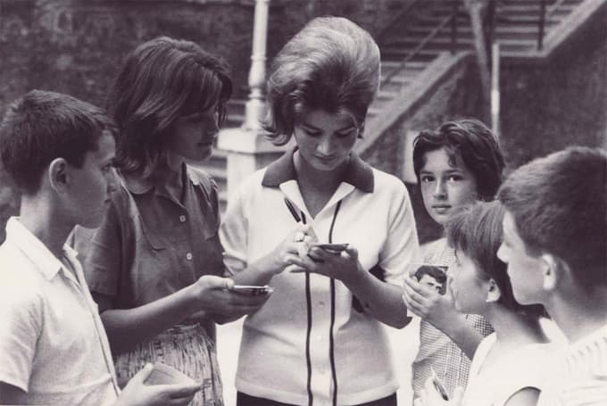 Za njene avtograme so stali v dolgih vrstah.