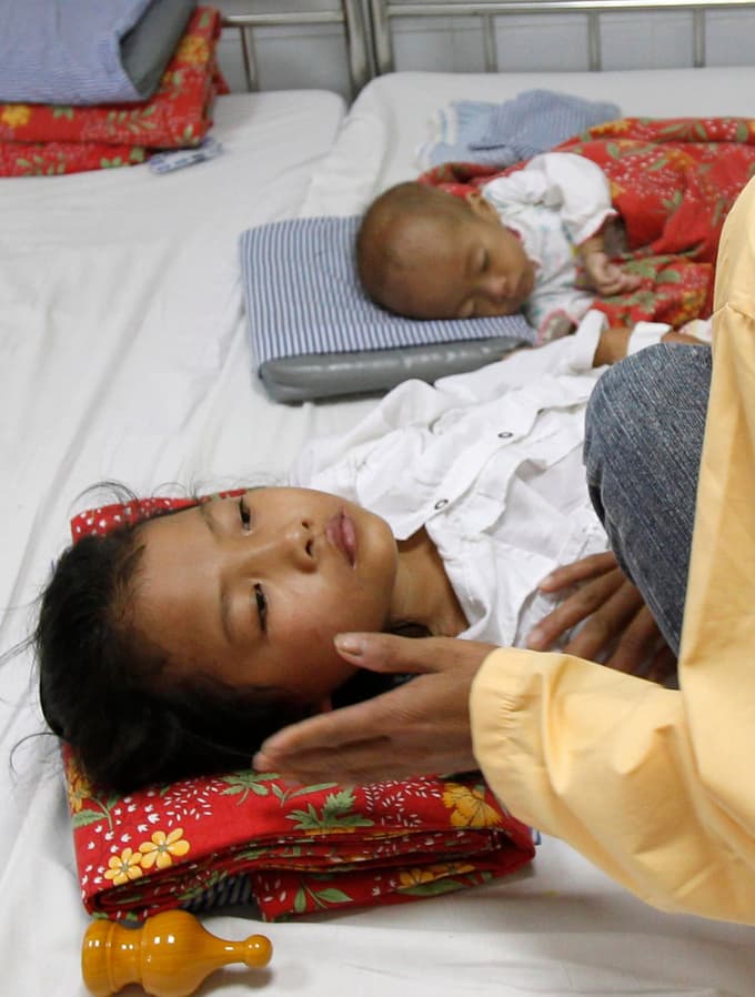 Vietnam: Še vedno se rodijo otroci s hivom.