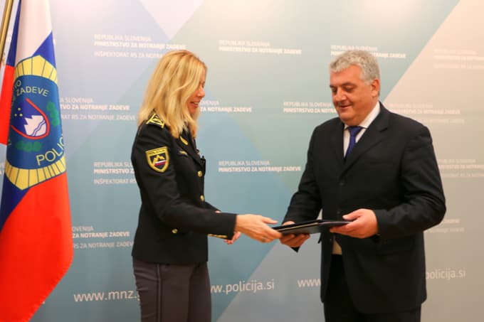 Tatjana Bobnar ob predaji poslov novemu generalnemu direktorju policije Antonu Travnerju.