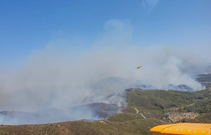 (FOTO in VIDEO) Na Rodosu še naprej gori, gašenje otežuje veter, na otoku Evia se je zrušil kanader, umrla oba pilota