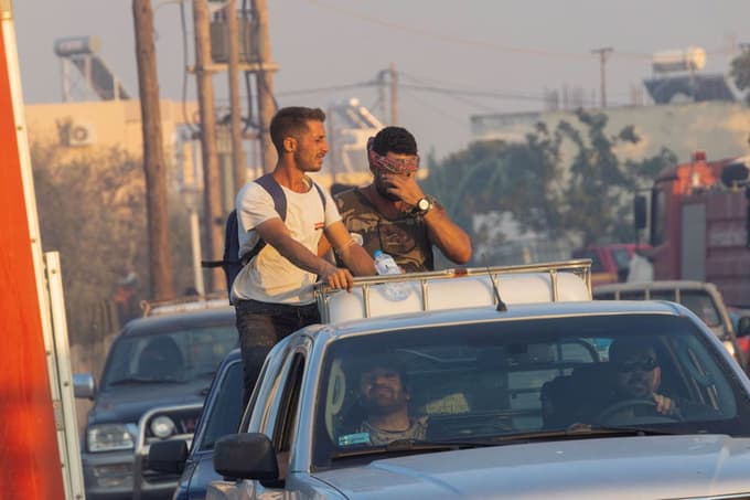 (FOTO in VIDEO) Na Rodosu še naprej gori, gašenje otežuje veter, na otoku Evia se je zrušil kanader, umrla oba pilota